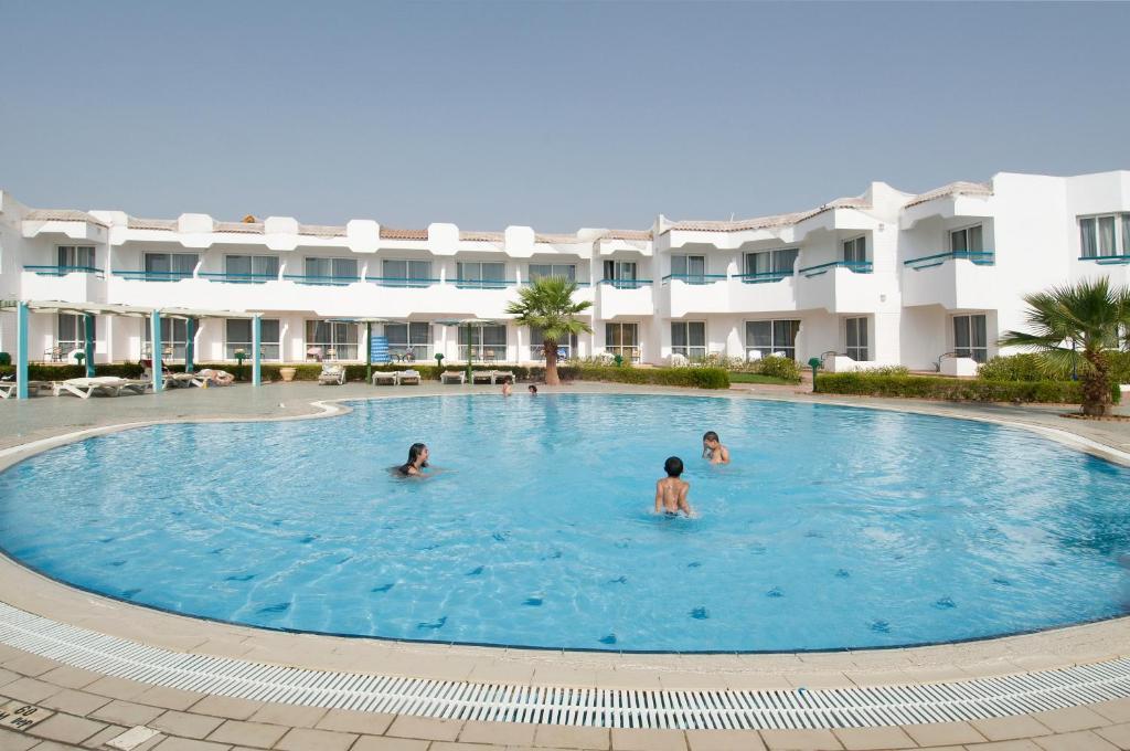 Habitación Estándar con vistas a la piscina